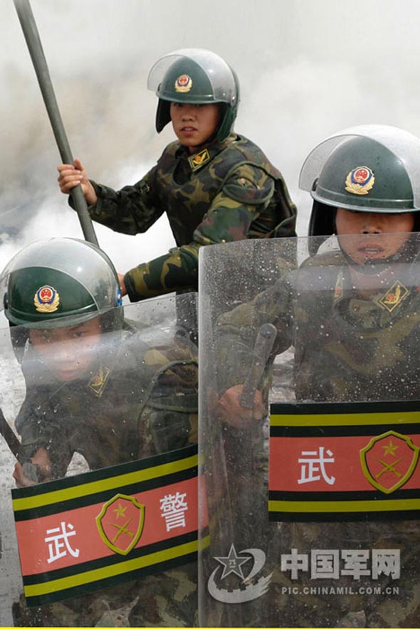 　近日，武警新疆某部针对任务形势，以涉奥反恐为背景，进行了实兵针对性对抗演练。