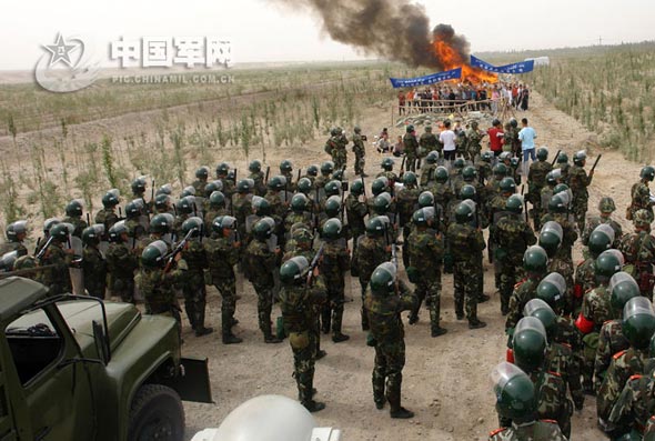 　近日，武警新疆某部针对任务形势，以涉奥反恐为背景，进行了实兵针对性对抗演练。