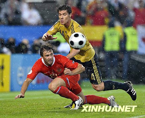  6月26日，西班牙隊球員哈·阿隆索（右）與俄羅斯隊球員在比賽中爭搶。新華社記者 戚恒攝 