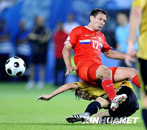  6月26日，俄羅斯隊球員康·基裏亞諾夫（上）在比賽中與西班牙隊球員拼搶。新華社記者 吳曉淩攝