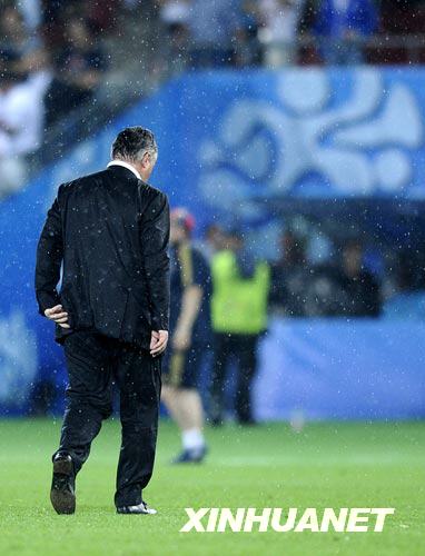  6月26日，俄羅斯隊主教練希丁克在雨中離開賽場。當日,在奧地利維也納舉行的2008歐洲足球錦標賽準決賽中，俄羅斯隊以0比3負於西班牙隊，無緣決賽。 新華社記者 吳曉淩攝