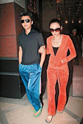 谢霆锋泰国拍戏张柏芝跟班吃饭秀婚戒(组图)