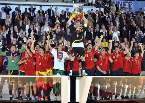 圖文-西班牙隊奪得歐洲盃冠軍卡西興奮至極