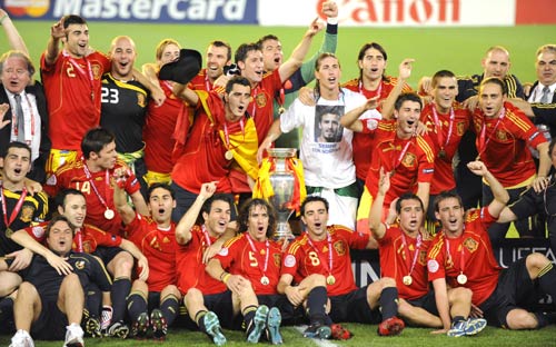 圖文-西班牙隊奪得歐洲盃冠軍鬥牛士圍繞獎盃慶祝