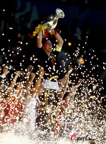 圖文-西班牙隊奪得歐洲盃冠軍卡西走上神壇