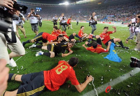 圖文-西班牙隊奪得歐洲盃冠軍讓我們在這撒點野