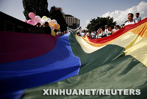 6月28日，在保加利亞首都索非亞，參與“同性戀的驕傲”遊行的人們展開一面象徵同性戀權益的彩虹色旗幟。當天，名為“同性戀的驕傲”的遊行在全球多個國家舉行。 新華社/路透 