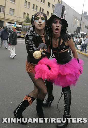 6月28日，在秘魯首都利馬，兩名參與“同性戀的驕傲”遊行的男子在街頭表演。當天，名為“同性戀的驕傲”的遊行在全球多個國家舉行。 新華社/路透 