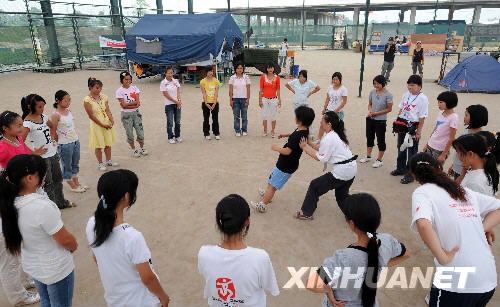 6月25日，中科院心理所绵竹工作站的心理援助志愿者在指导灾区临时学校的学生做“信任背摔”游戏，以增强学生的信任与责任感