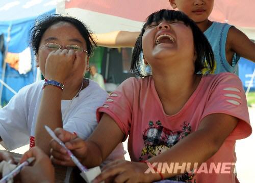 6月26日，一位灾区女孩在与心理援助志愿者交流后开怀大笑。