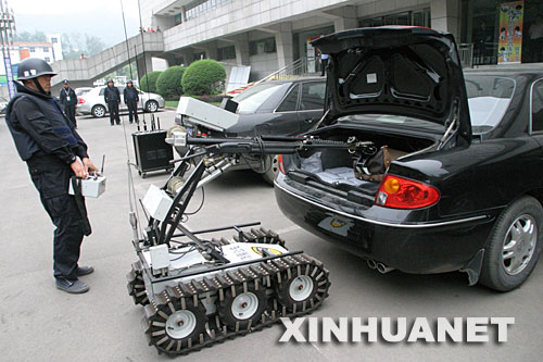 6月30日，排爆機器人取出藏在汽車裏的“炸彈”。 當日，“泰山2008”反恐演習在山東濟南舉行。演習旨在檢驗和提升山東城市防範、處置恐怖襲擊事件的應急反應能力、組織指揮能力和綜合保障能力。     新華社發 