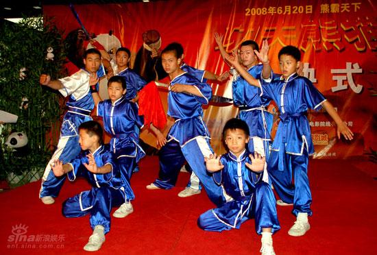 《功夫熊猫》首映 武术学校学生们表演中国功夫