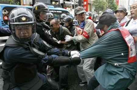 示威者与防暴警察发生冲突日本东京和新宿地区的民众29日举行示威游行