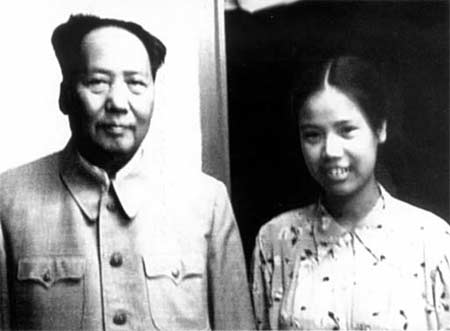 上世纪50年代末期，邵华与毛泽东在一起
