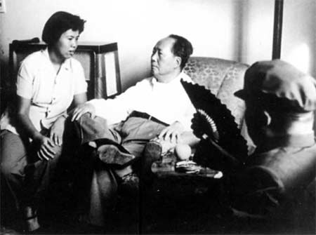 上世紀60年代中期，邵華夫婦看望父親毛澤東