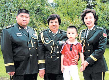 2007年八一建軍節，邵華與兒子毛新宇、兒媳劉濱、孫子毛東東在一起