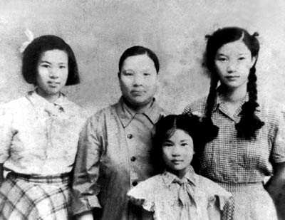 50年代初與媽媽張文秋、姐姐思齊、妹妹少林在北京