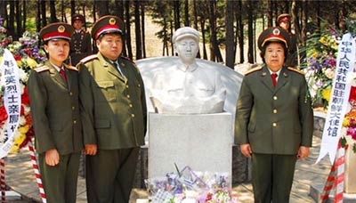 2006年，與新宇、劉濱赴朝鮮為毛岸英掃墓