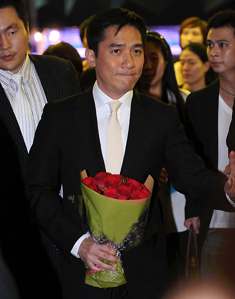 图文：《赤壁》韩国VIP首映--梁朝伟手捧鲜花