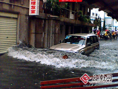 豪雨再襲昆明多處被淹