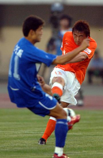 图文-[中超]河南四五0-2山东鲁能王永珀抡圆了就射