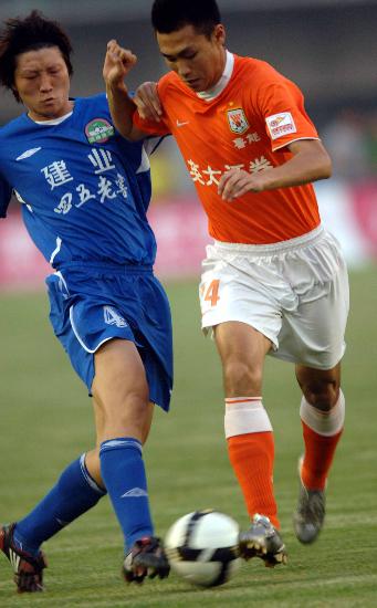 图文-[中超]河南四五VS山东鲁能吕征强势突破