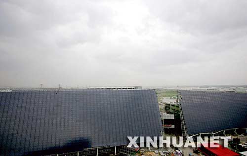 7月2日在江苏无锡拍摄的巨型太阳能发电幕墙。 