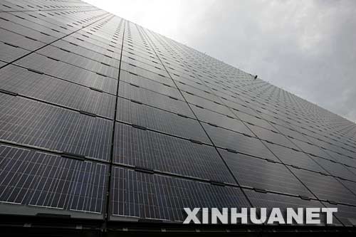 7月2日在江苏无锡拍摄的巨型太阳能发电幕墙局部。