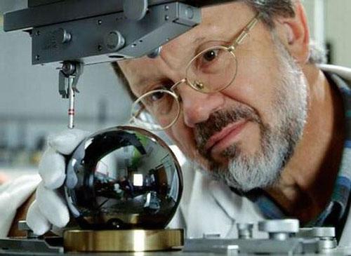 一个由工程师和能工巧匠组成的国际小组造出一对几近完美的球体，被认为是世界上最圆的物体，科学家希望它能够成为千克度量新标准
