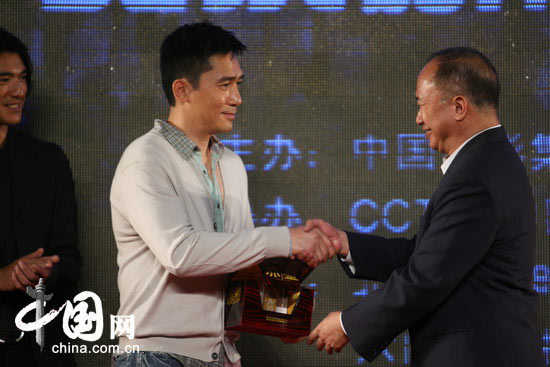 吴宇森《赤壁》首映式授印 众星叩谢还礼