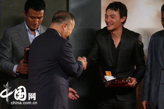 吴宇森《赤壁》首映式授印 众星叩谢还礼