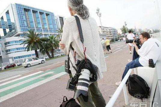 组图：朱莉法国待产心情大好挺大肚向狗仔挥手