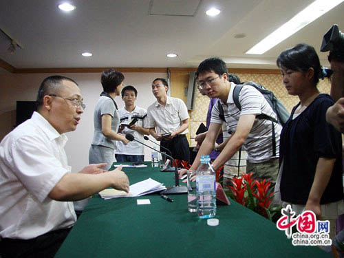 國家藥品不良反應監測中心副主任武志昂接受記者採訪