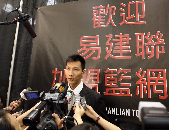 图文-易建联正式亮相新泽西网队接受媒体采访