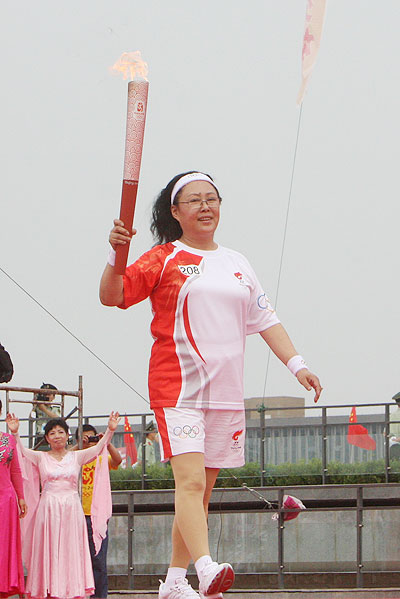 为圣火登顶珠峰即兴赋诗 斯琴高娃点燃炽热中华情