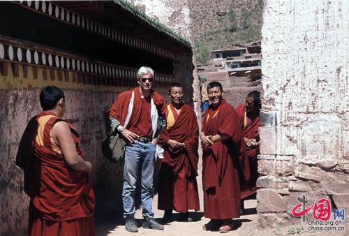 龙安志与喇嘛一起探讨心中的“香巴拉”