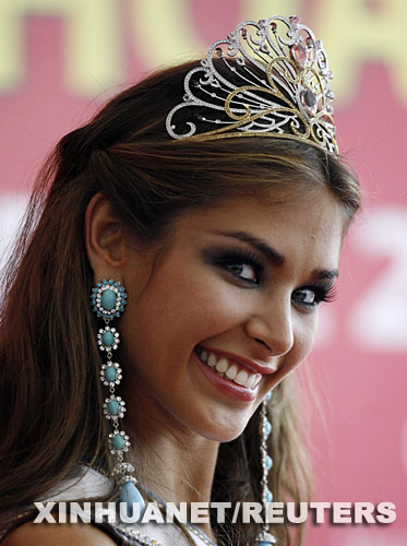 7月14日，在越南芽庄，委内瑞拉小姐迪亚娜·门多萨在夺冠后的新闻发布会上微笑。第57届环球小姐选美大赛总决赛当天在旅游胜地芽庄举行。最终委内瑞拉小姐迪亚娜·门多萨捧得了环球小姐桂冠。 新华社/路透 