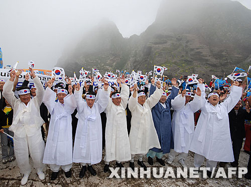 7月14日，大批南韓人在獨島（日本稱“竹島”）手舉國旗抗議