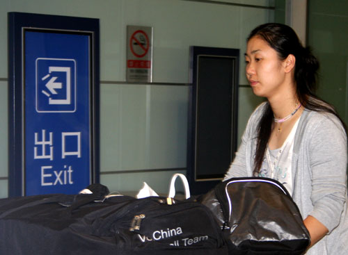 图文-结束大奖赛征程中国女排返京 张娜面对未知数