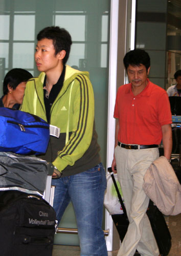 图文-结束大奖赛征程中国女排返京 冯坤让主帅挠头