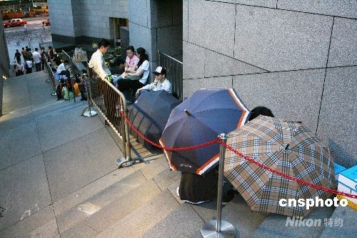 　七月十四日，离中银香港发行面额二十元港币的奥运纪念钞票还有两天时间，香港中银大厦外已有不少市民排队等候。 