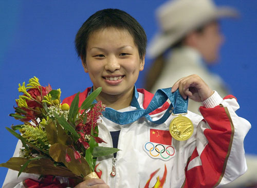 图文-悉尼奥运(27届)中国金牌榜 杨霞开心展示金牌