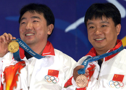 图为-悉尼奥运(27届)中国金牌榜 杨凌开心夺冠