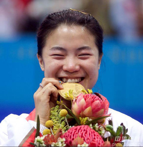 图文-悉尼奥运(27届)中国金牌榜 王楠夺魁品尝金牌