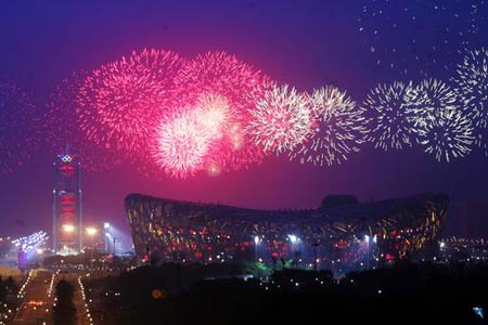 2008年7月16日，开幕式彩排首次燃礼花，鸟巢上空绚烂多彩。