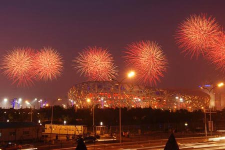 2008年7月16日，开幕式彩排首次燃礼花，鸟巢上空绚烂多彩。