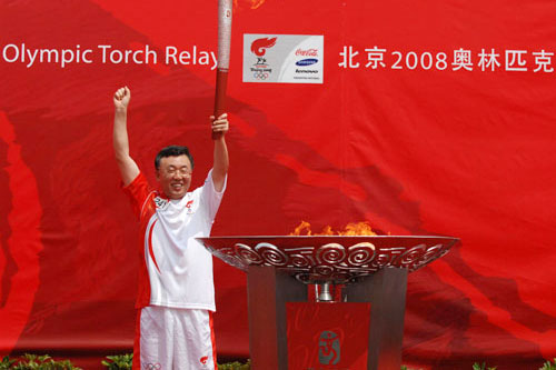 北京奥运圣火在沈阳传递 苏宏章点燃圣火盆