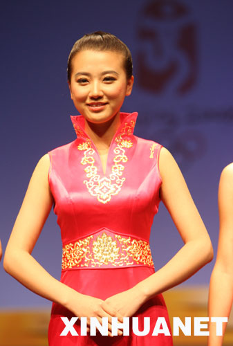 7月17日，模特展示北京奥运会颁奖礼仪服饰。