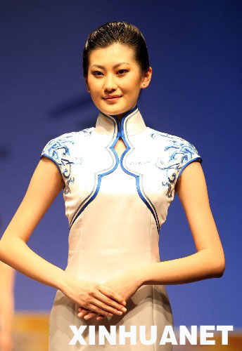 7月17日，模特展示北京奥运会颁奖礼仪服饰。