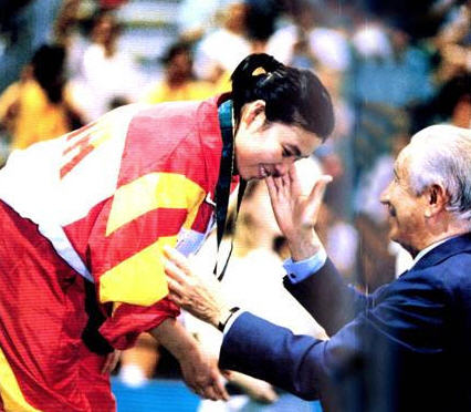 1996年奧運會，國際奧會前主席薩馬蘭奇先生為鄧亞萍頒獎時，輕拍鄧亞萍的面頰。